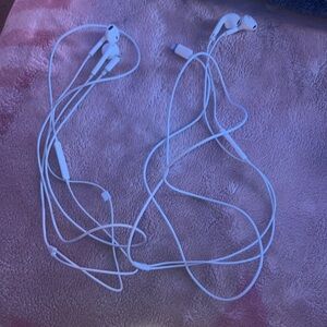 Apple earbuds with lightning cord plug in